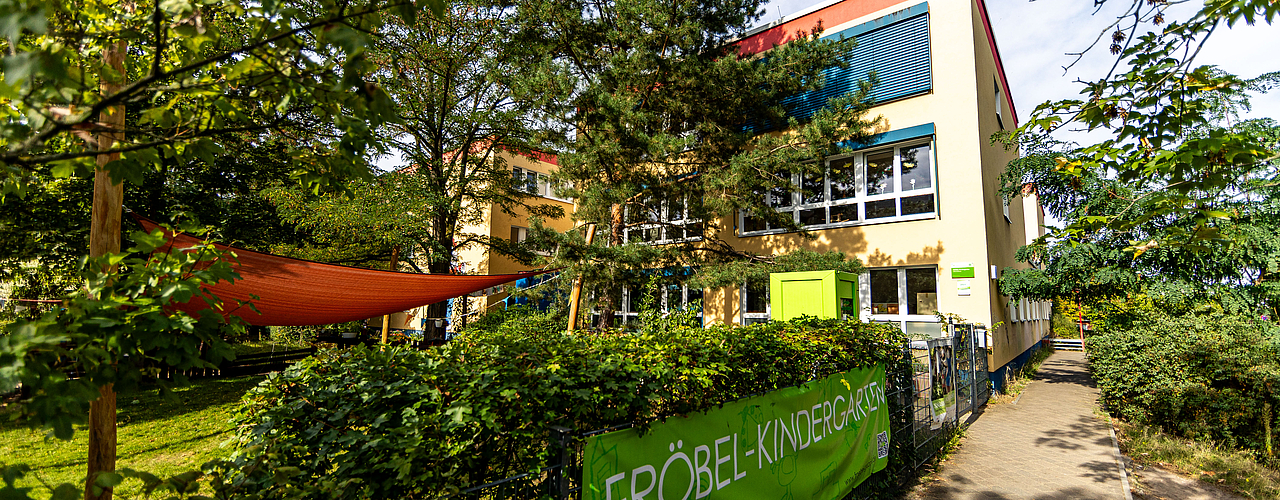 Außengelände des Fröbel-Kindergartens Silberahorn mit naturnah gestalteten Spielbereichen, Bewegungsangeboten und viel Platz zum Entdecken und Spielen im Freien.